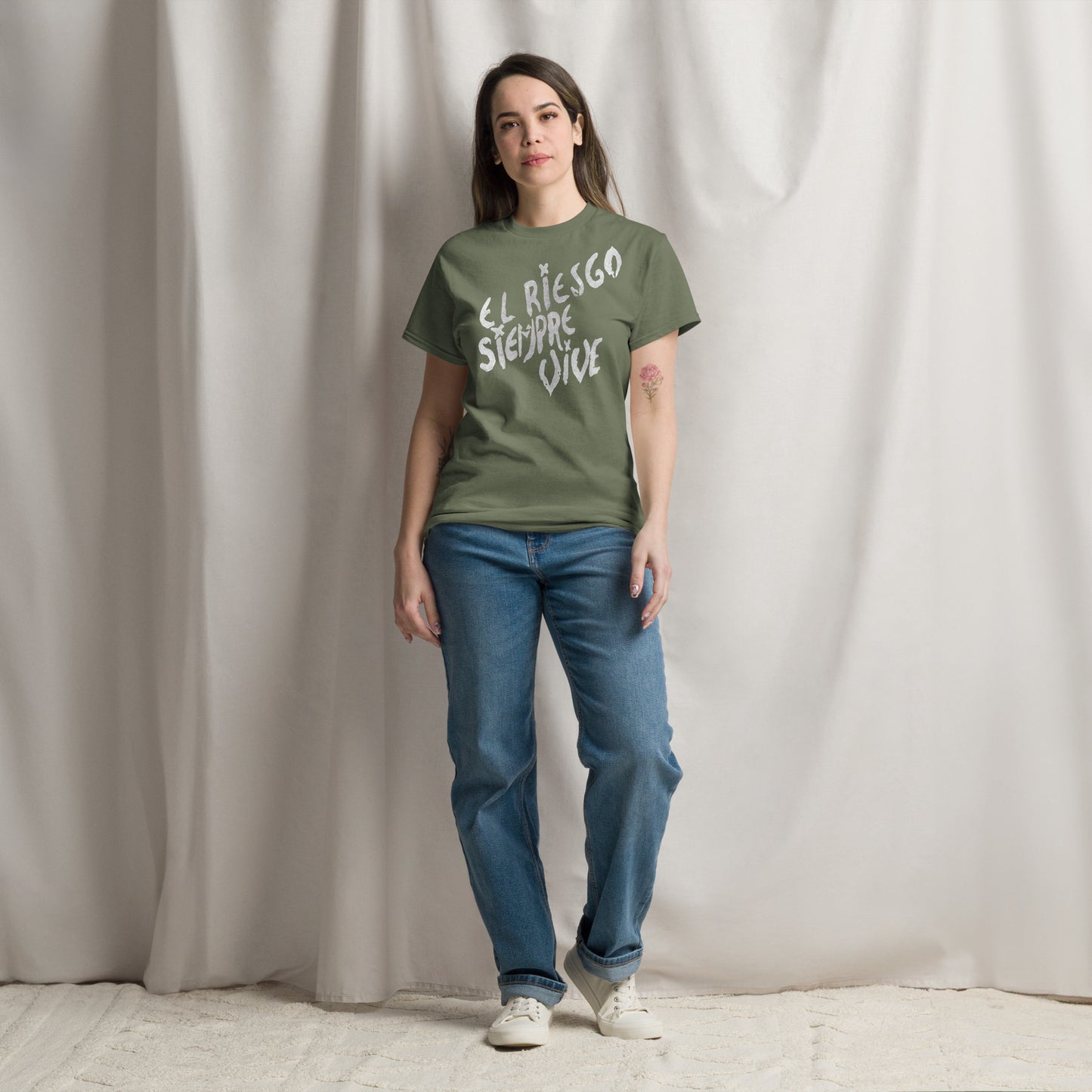 El Riesgo Siempre Vive Pvt Vasquez Marine Cosplay Distressed Metal Unisex Classic Tee